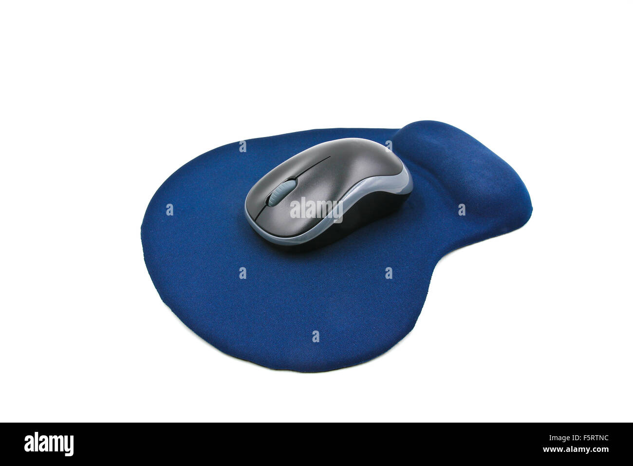 Drahtlose Computer-Maus auf die blaue Maus pad isolierten auf weißen Hintergrund Stockfoto