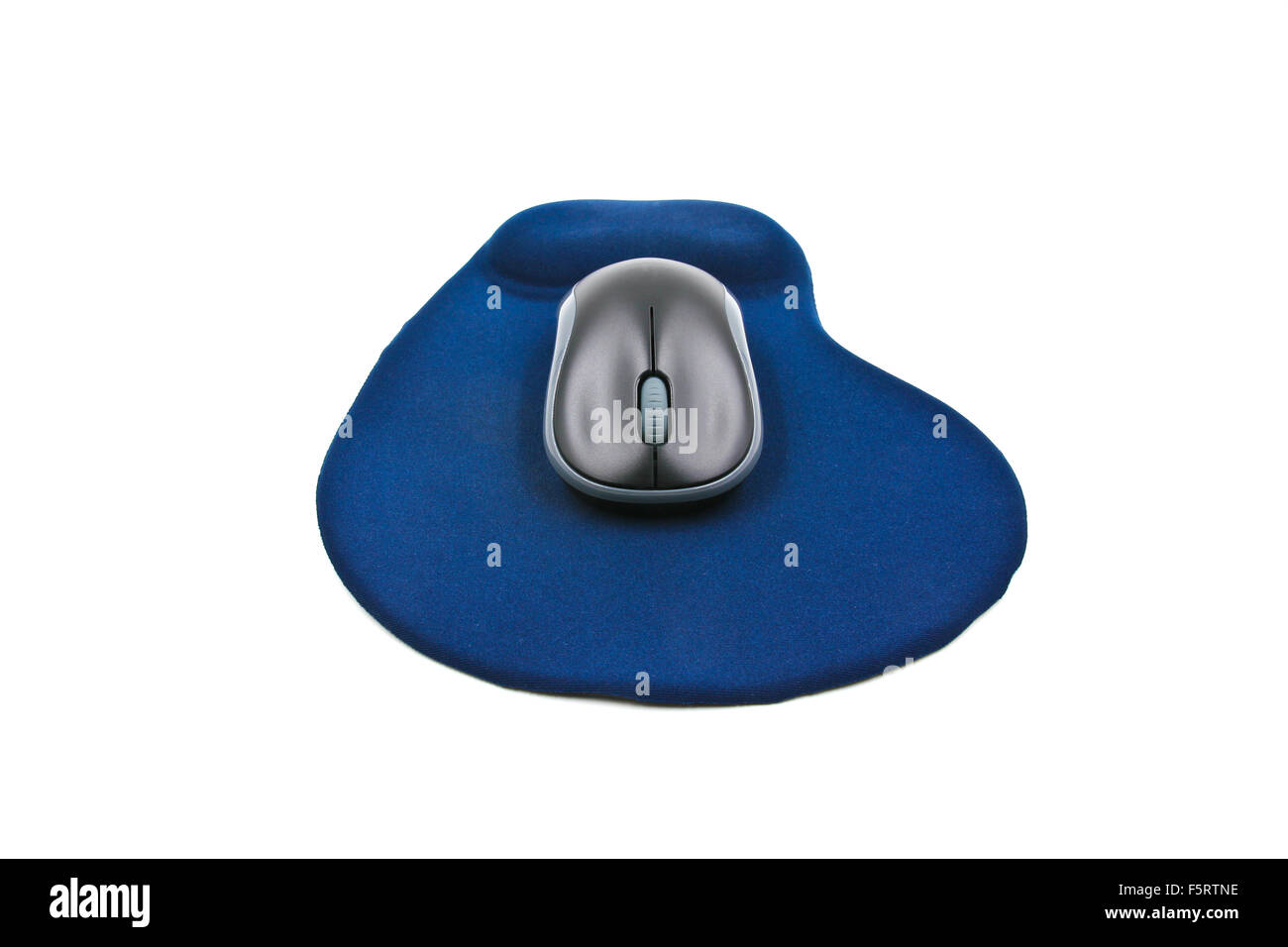 Drahtlose Computer-Maus auf die blaue Maus pad isolierten auf weißen Hintergrund Stockfoto