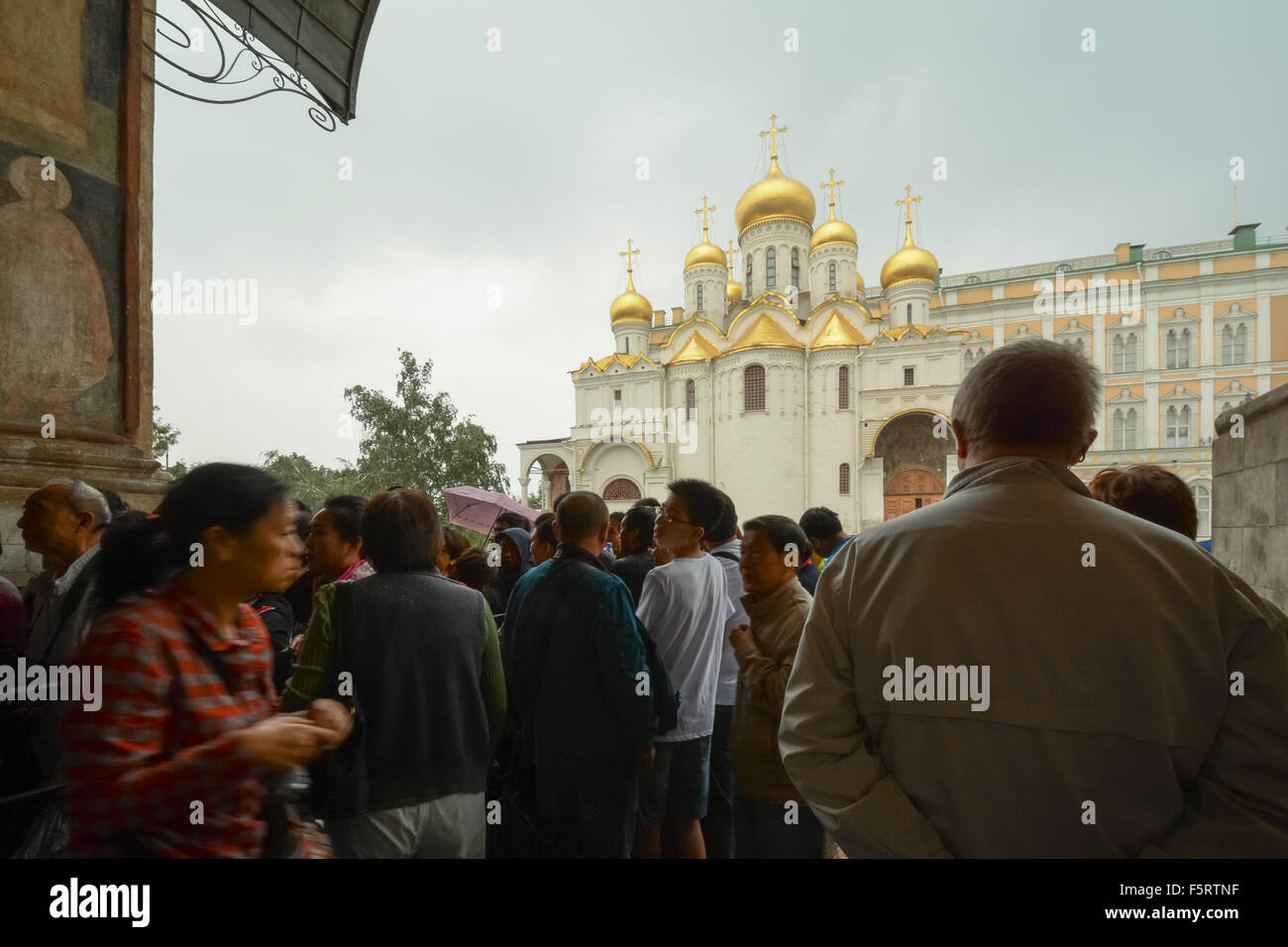 Touristen, die Zuflucht vor dem Regen gegenüber der Verkündigung Kathedrale Stockfoto