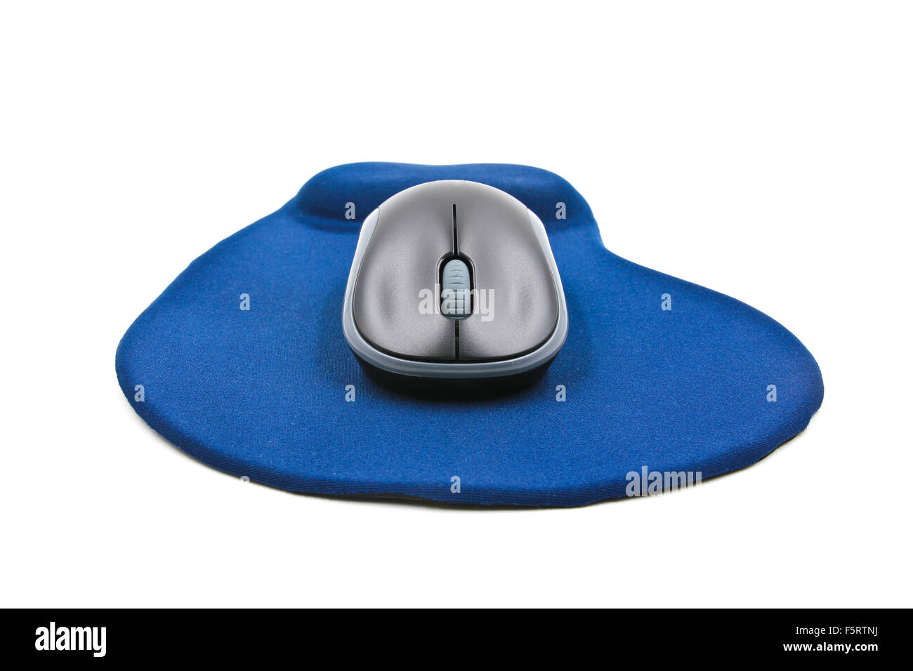 Drahtlose Computer-Maus auf die blaue Maus pad isolierten auf weißen Hintergrund Stockfoto