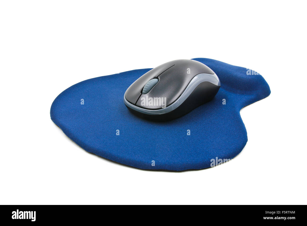 Drahtlose Computer-Maus auf die blaue Maus pad isolierten auf weißen Hintergrund Stockfoto