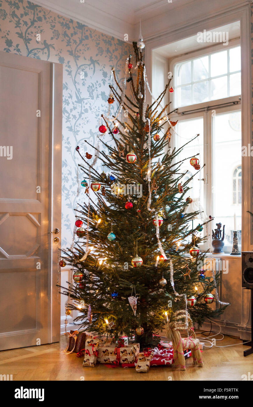 Schweden, Weihnachtsbaum und Geschenke Stockfotografie - Alamy