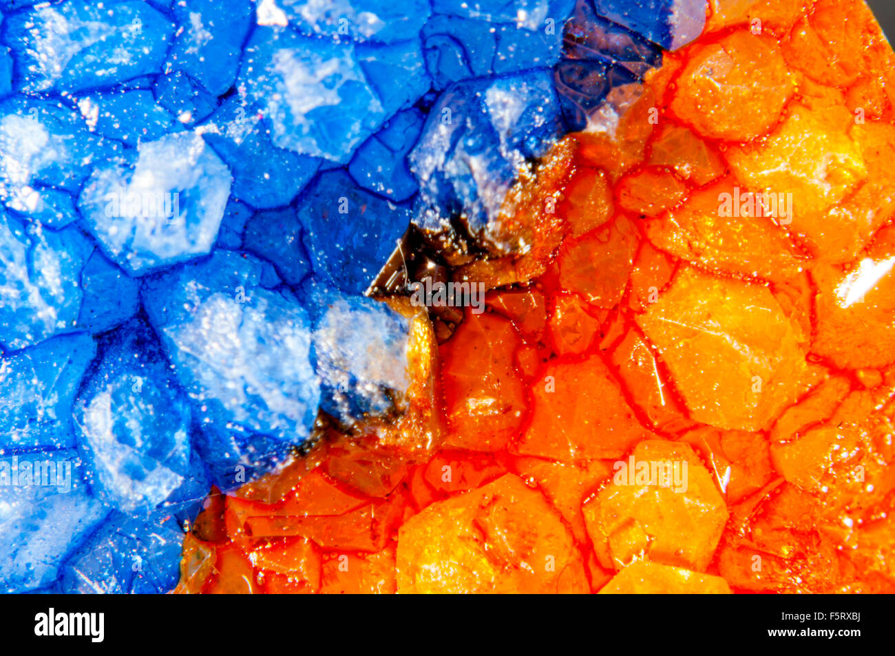 Nahaufnahme, afrikanische Kristall Druzy Mineral Stein in Studioumgebung Stockfoto