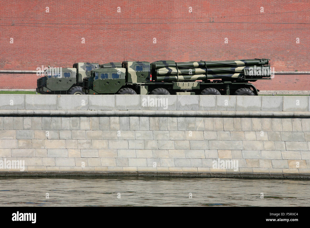 Der BM-30 Exponaten Heavy mehrere Raketenwerfer während der Siegesparade 2009 Moskau in Moskau, Russland Stockfoto