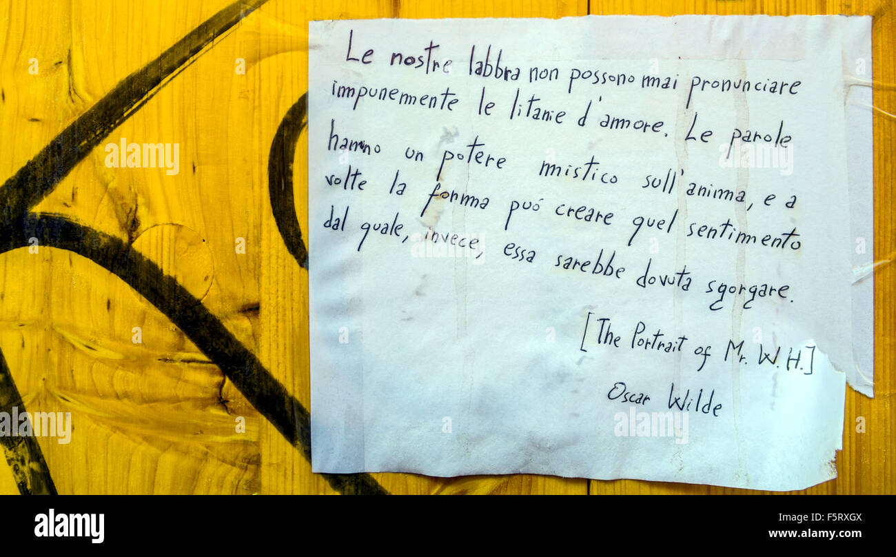 Ausschnitt aus öffentlichen Wand mit Oscar Wilde Zitat in Potenza, Italien. Stockfoto