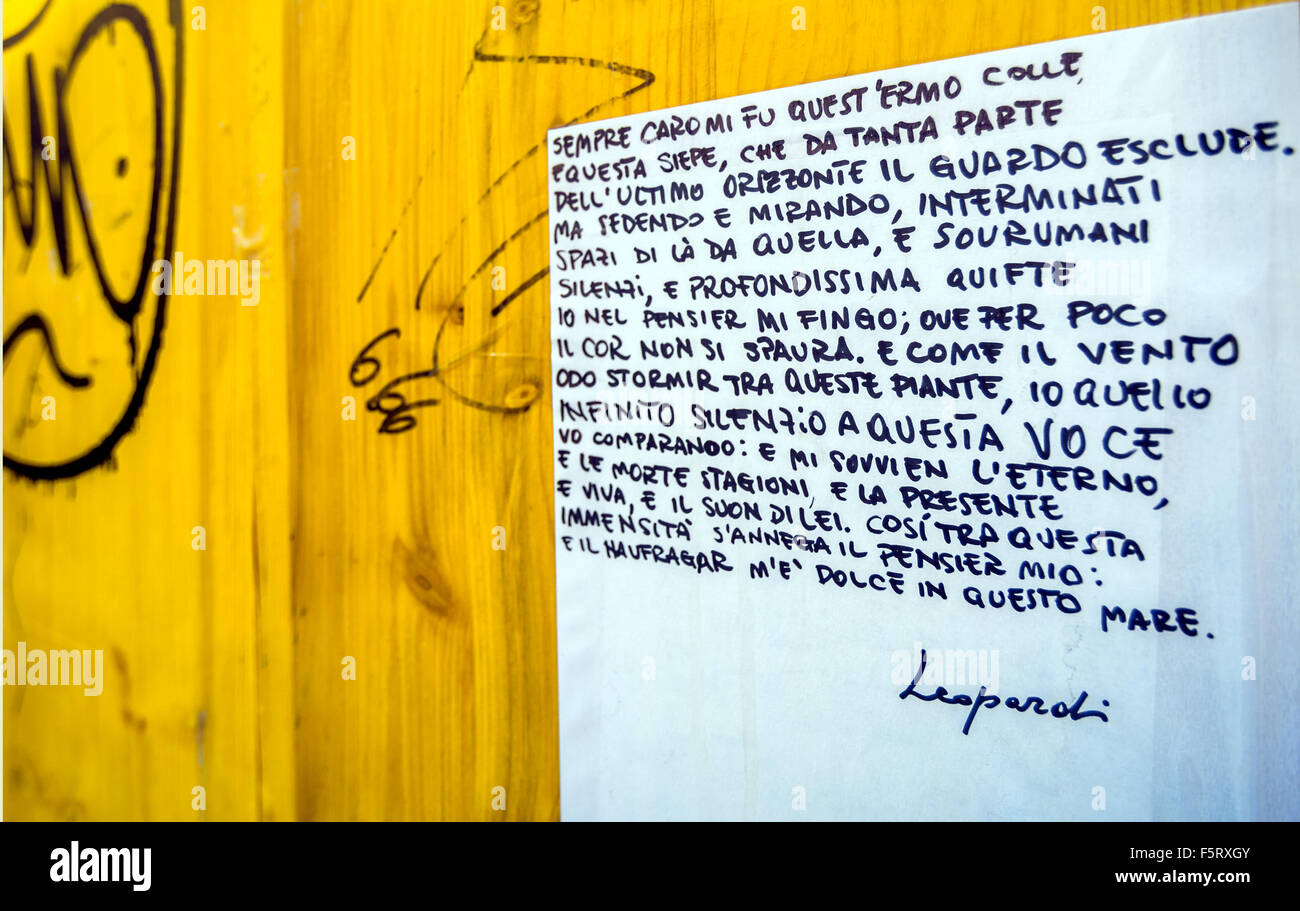 Ausschnitt aus öffentlichen Wand mit Giacomo Leopardi Zitat in Potenza, Italien. Stockfoto