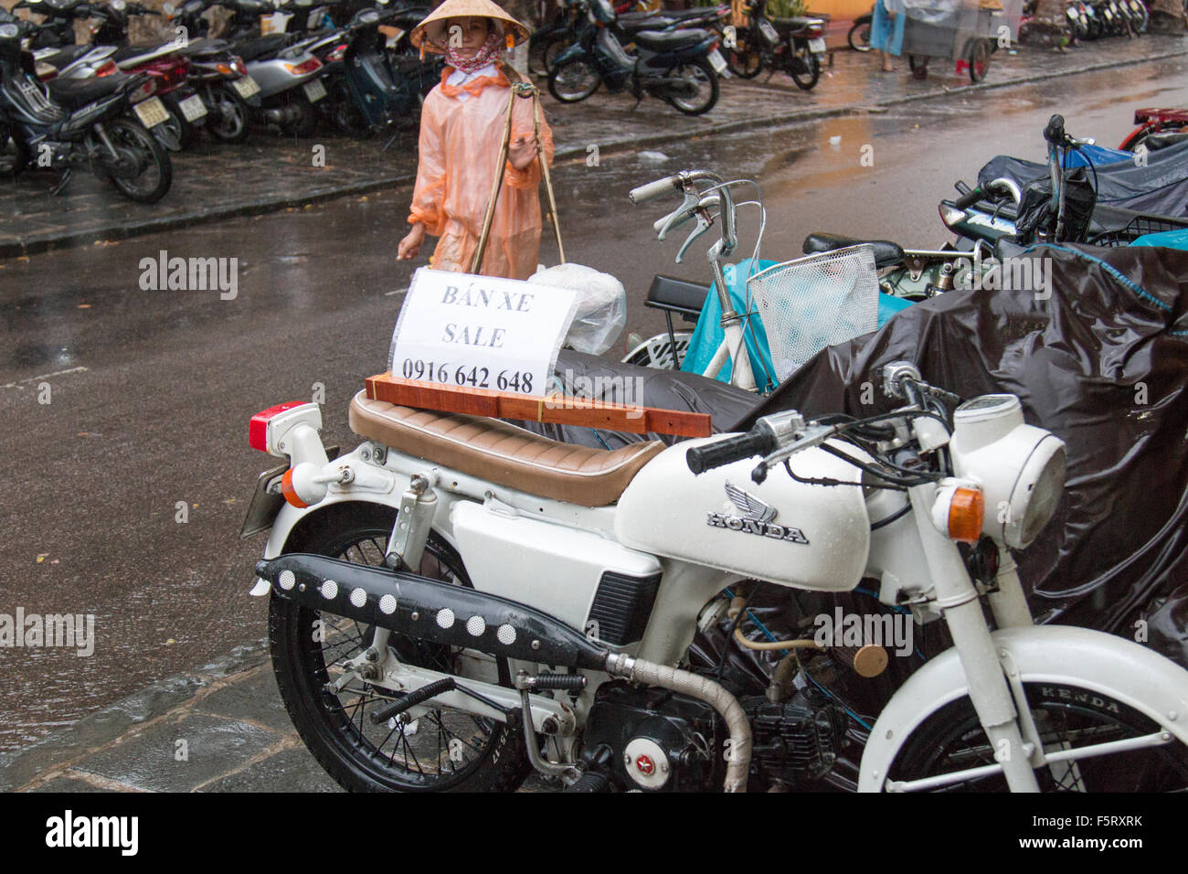 Honda Motorbike Vietnam Stockfotos und -bilder Kaufen - Alamy