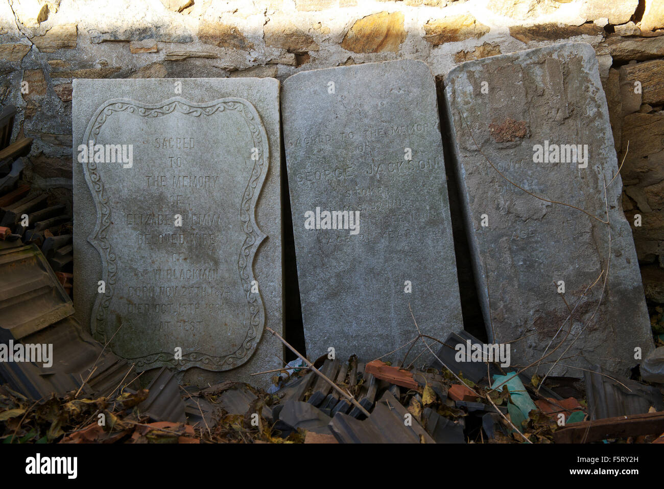 Grabsteine der britischen Marine Matrosen in einer Ecke des Geländes der ehemaligen britischen Marine Barracks in Liugong Insel gefunden. Stockfoto