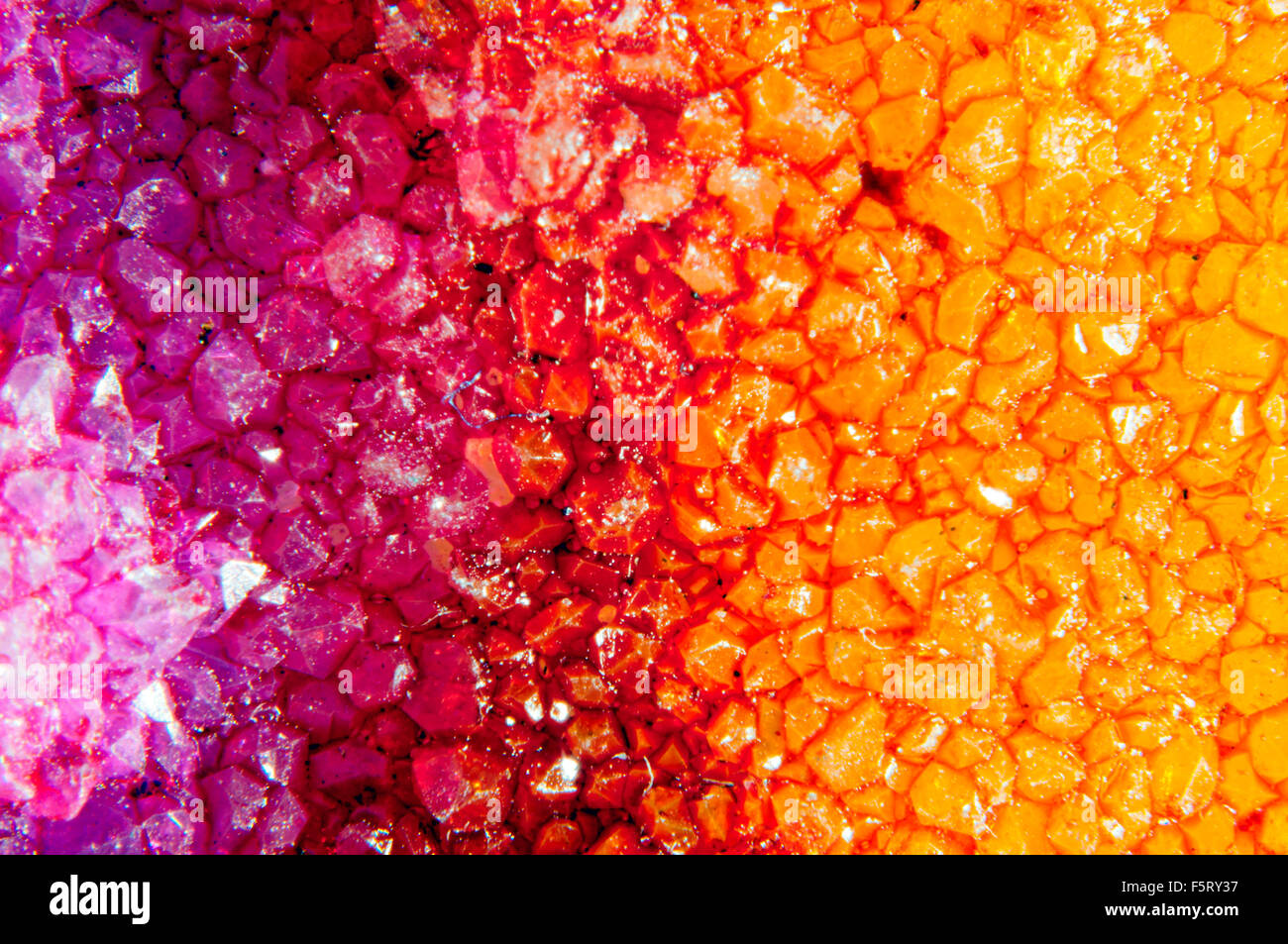 Nahaufnahme, afrikanische Kristall Druzy Mineral Stein in Studioumgebung Stockfoto