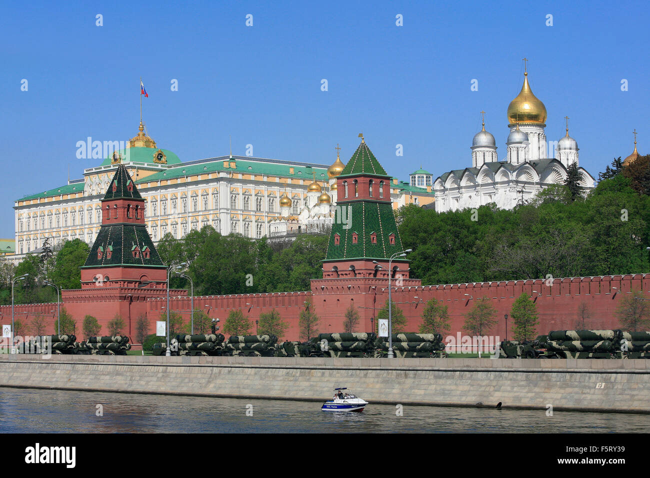Eine Spalte mit S-300s (Flugabwehr-Raketen-System) außerhalb der Kreml bei Siegesparade der 2009 in Moskau, Russland Stockfoto