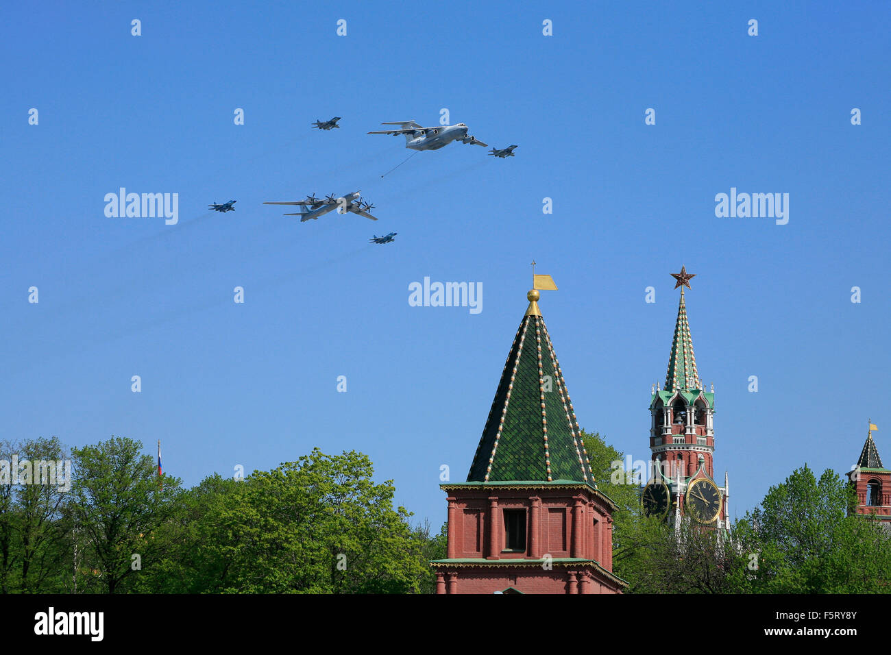 4 russische MiG-29-Kampfjets, eine Iljuschin Il-78 Betankung Tanker und eine Tupolew Tu-95 Turboprop-Langstrecken-bomber Stockfoto