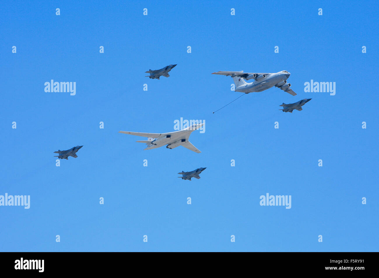 4 russische MiG-29-Kampfjets, eine Iljuschin Il-78 Betankung Tanker und eine Tupolew Tu-95 Turboprop-Langstrecken-bomber Stockfoto
