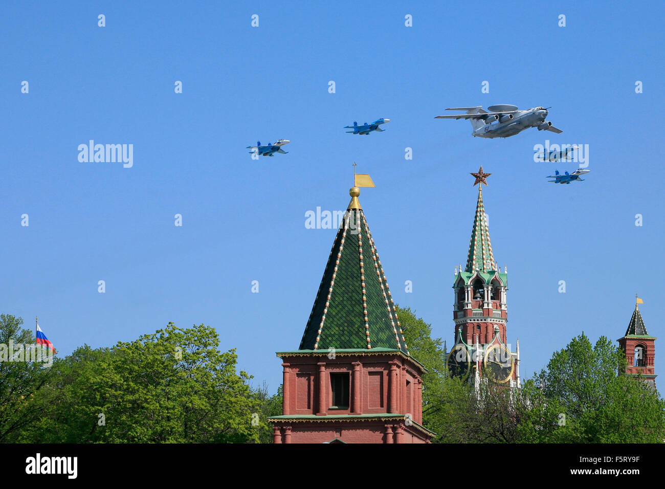 Ein Russe Luftgestützte Frühwarnung Berijew a-50 flankiert von 4 Suchoi Su-27 s während der Siegesparade in Moskau, Russland Stockfoto