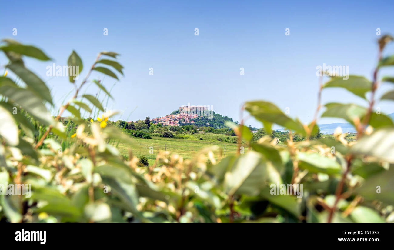 Panoramablick von Lagopesole. Basilikata, Italien Stockfoto