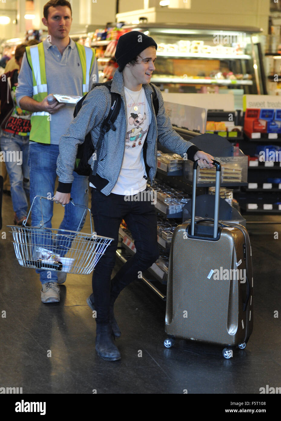 Die Vamps Bandmitglieder am Bahnhof Euston in London zu sehen.  Mitwirkende: Bradley Simpson wo: London, Vereinigtes Königreich bei: 07 Sep 2015 Stockfoto