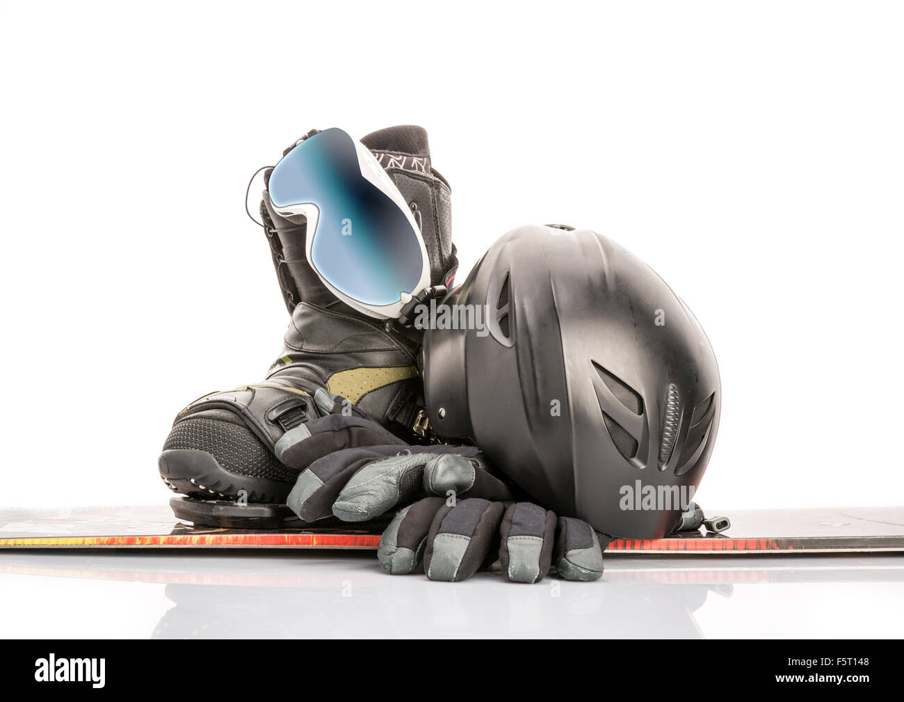 Winter Sportbrille, Snowboard Boot, Helm und Handschuhe auf weißem Hintergrund Stockfoto