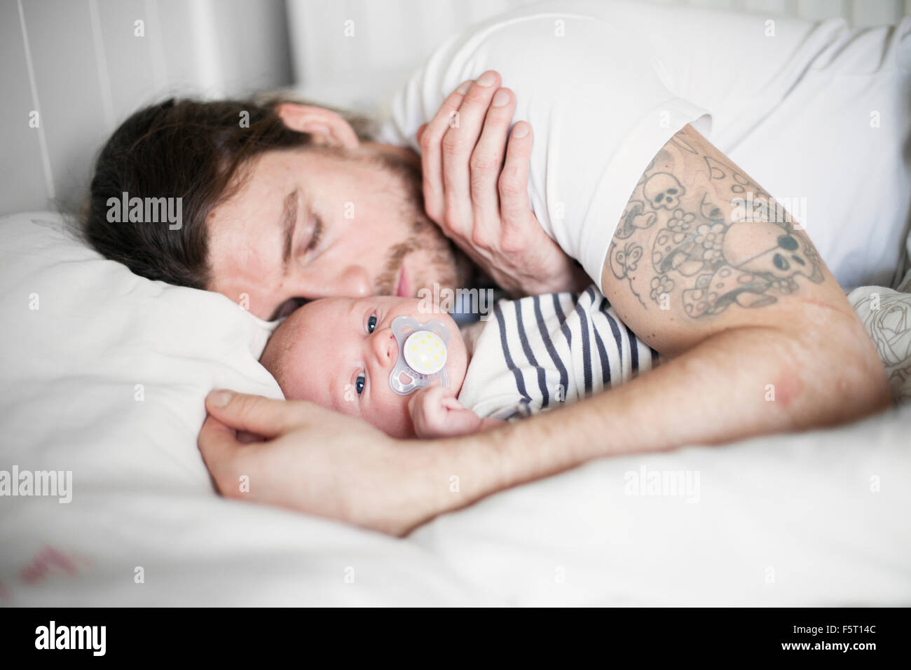 Schweden, Vater und Baby Boy (0-1 Monate) ruhen Stockfoto