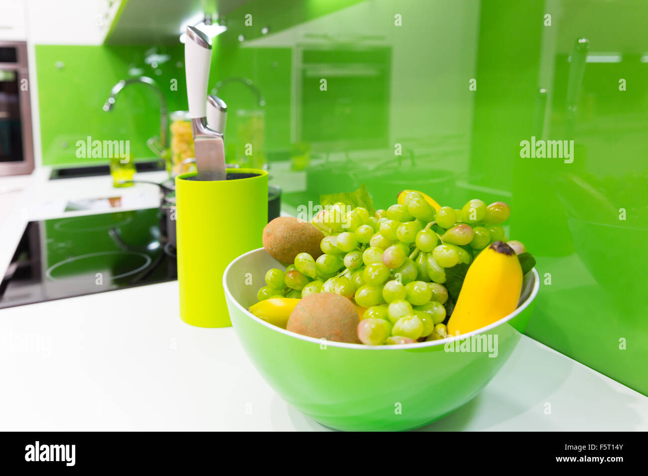Moderne grüne Küche Innenaufnahme mit Trauben Stockfoto