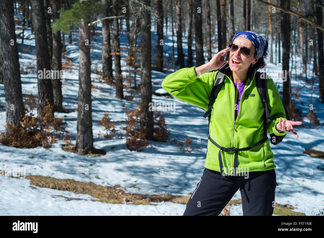 Junge Frau in der Natur mit einem Mobiltelefon. Stockfoto