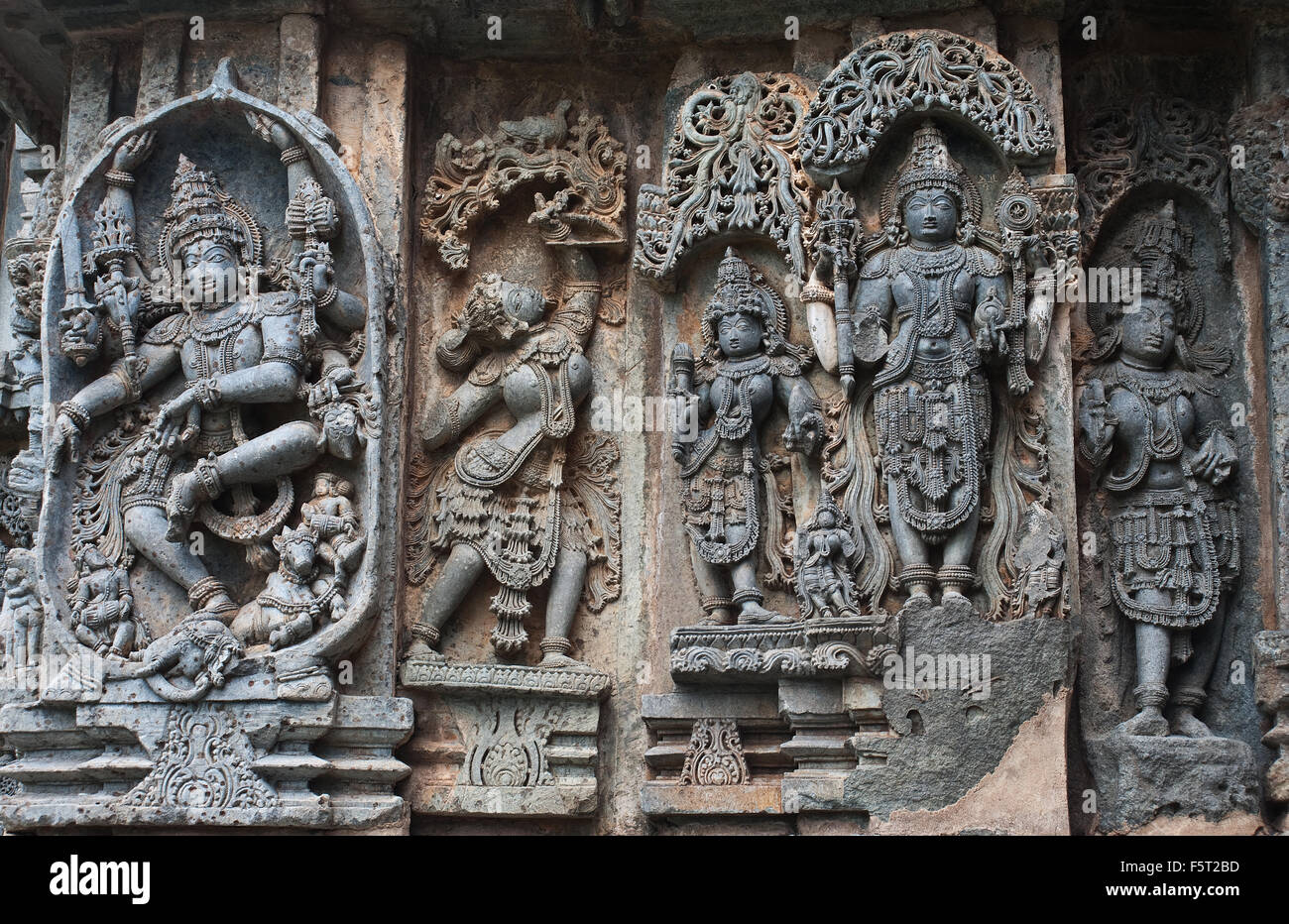 Skulpturen aus der Hoysala-Dynastie (12° Jahrhundert) im Hoysaleswara Tempel (Indien) Stockfoto