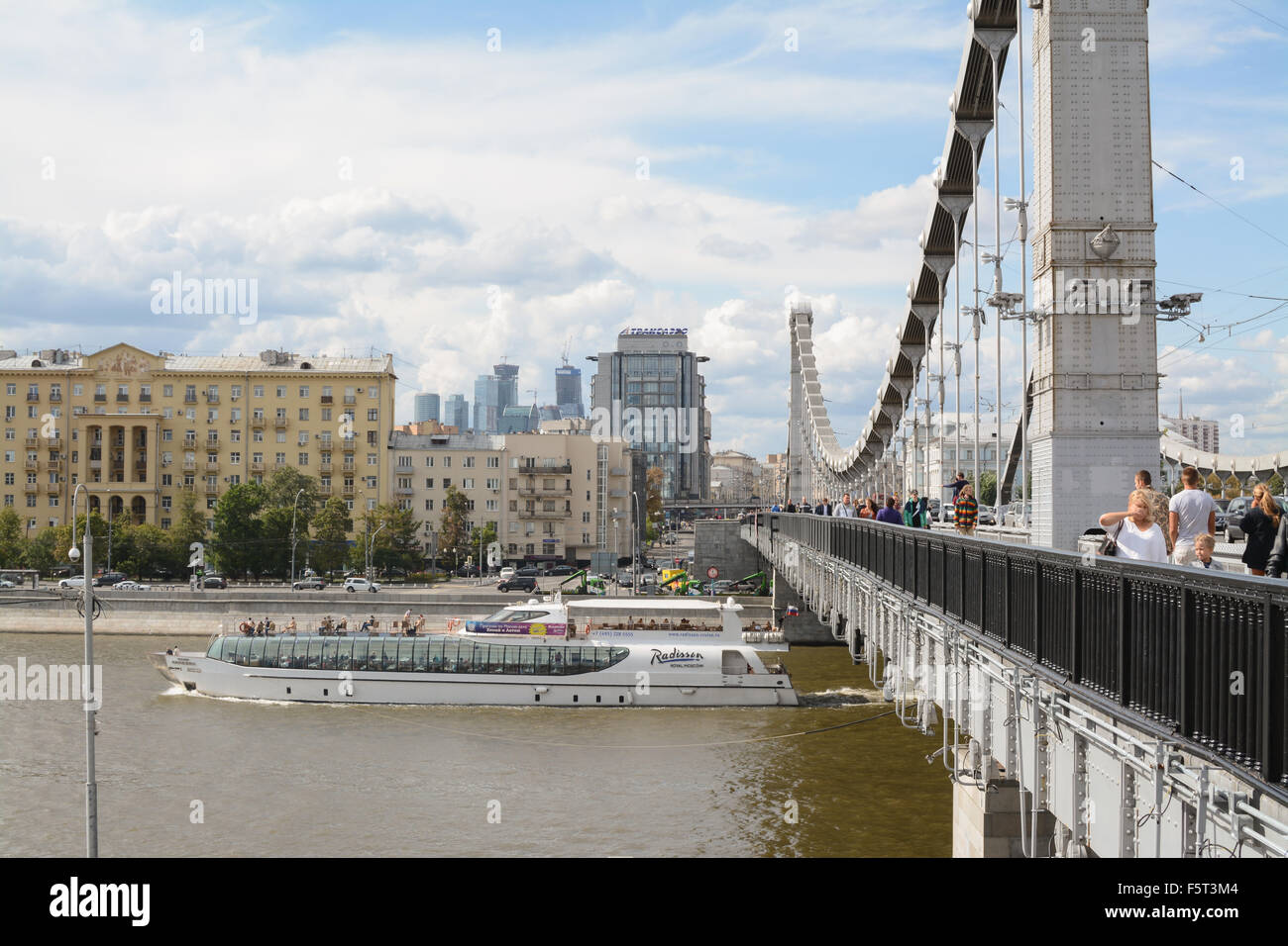 Radisson Hotel cruise Boot Pässe unter Krymsky Brücke, Moskau, Russland Stockfoto