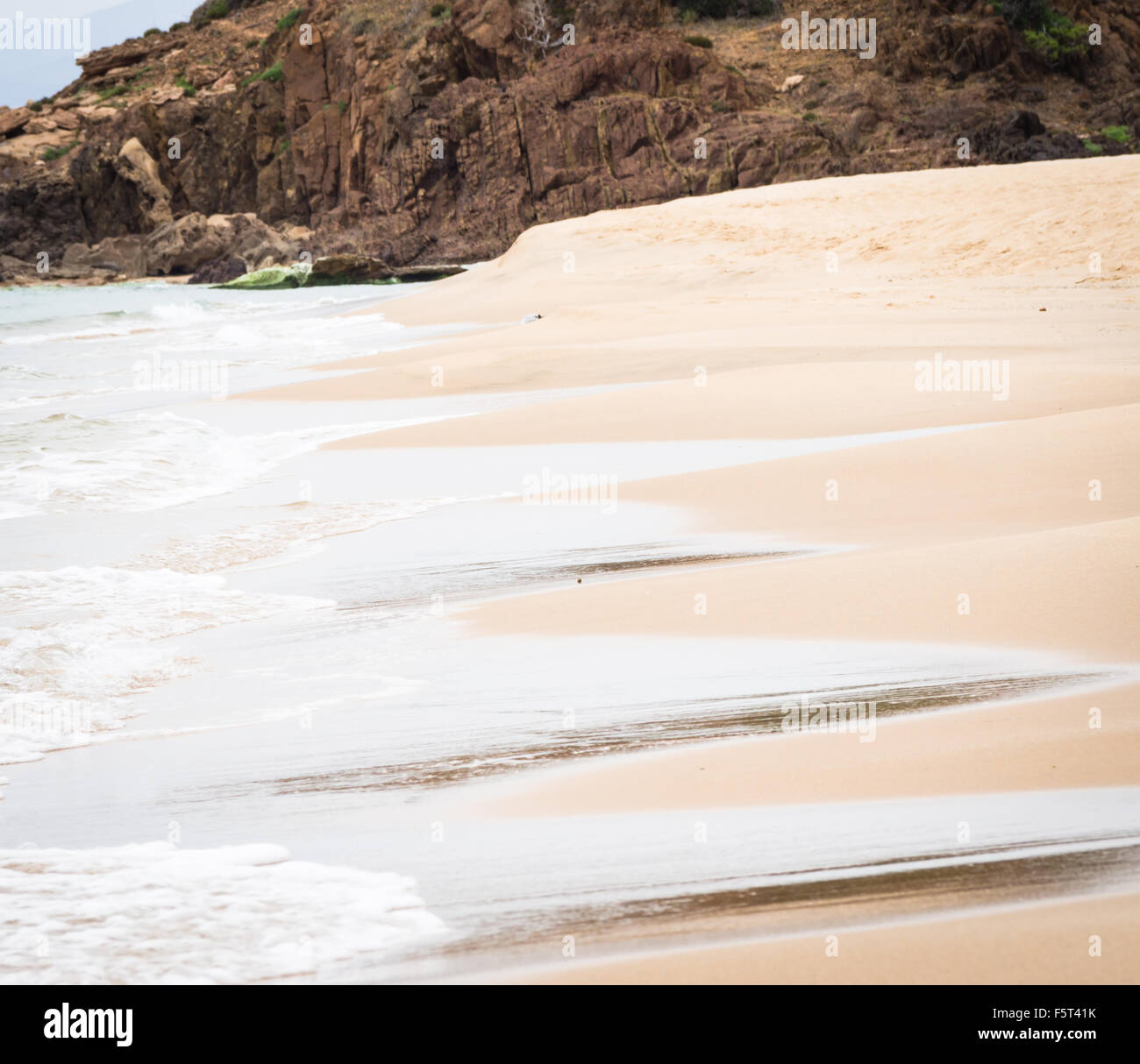 Wellen gesäumten Strand. Sardischen Strand mit Wellen in einem bewölkten Tag gefüttert. Stockfoto