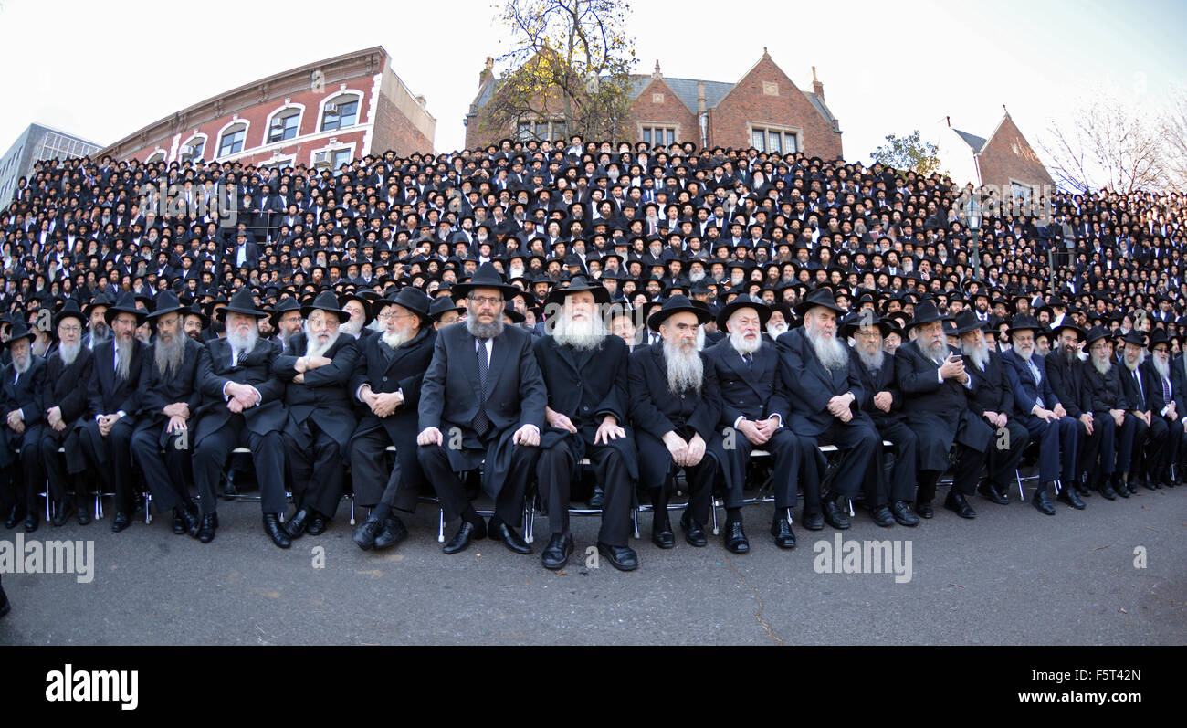 Fisheye-Objektiv Blick auf Tausende von orthodoxer Rabbiner sitzen Vorbereitung für ein Gruppenfoto auf der Convention der Lubawitscher Abgesandte. Stockfoto