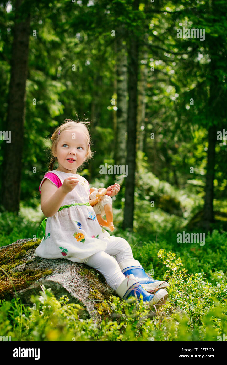 Finnland, Paijat-Hame, Mädchen (2-3) mit Puppe im Wald spielt Stockfoto