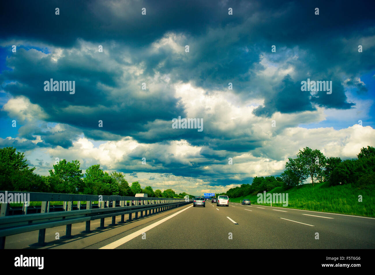 Autobahn in Deutschland mit schweren Wolken hängen über Stockfoto