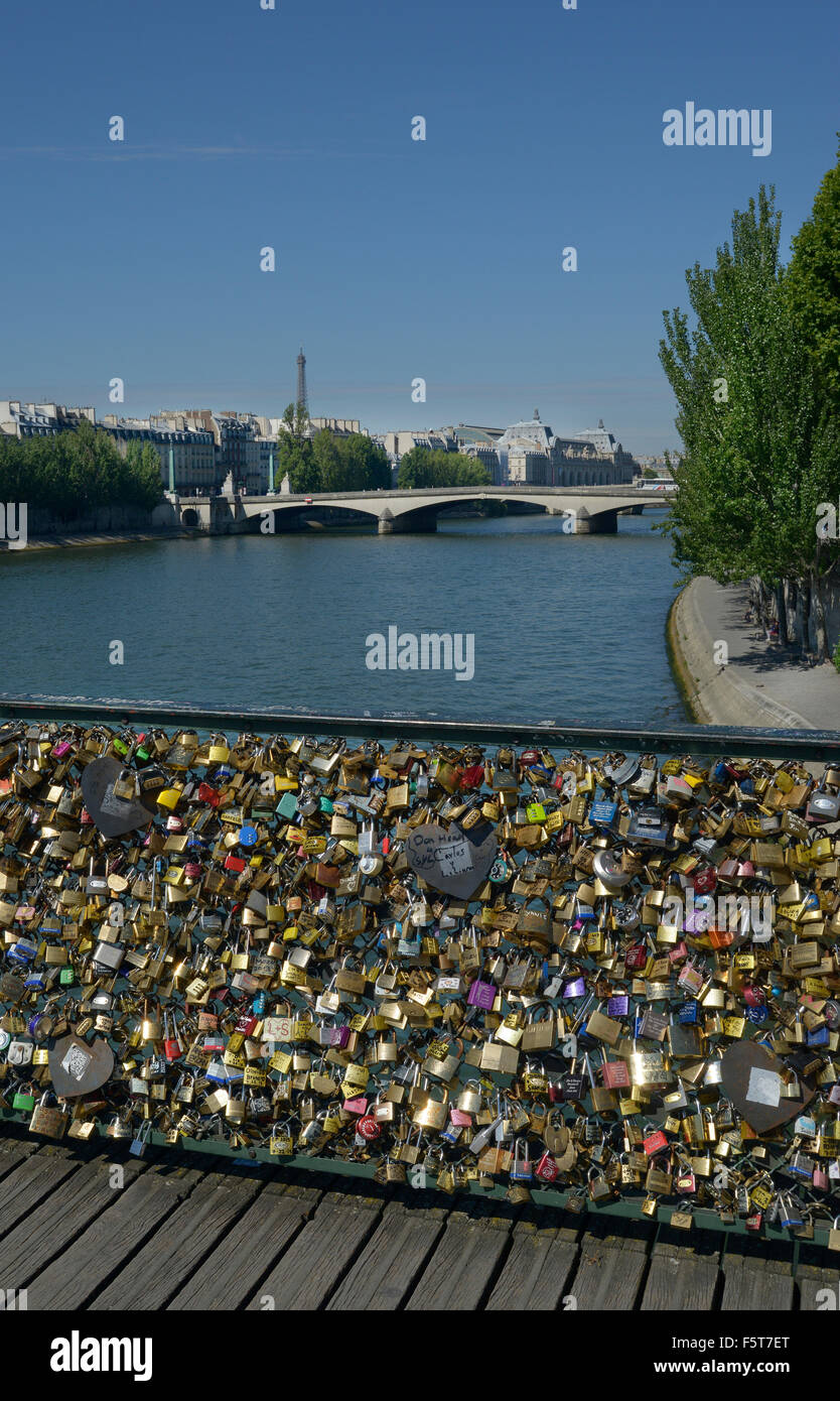 Brücke der Schlösser, Paris, Frankreich, Pont de Kunst, Liebe, Französisch, Vorhängeschlösser, Messing, Stockfoto