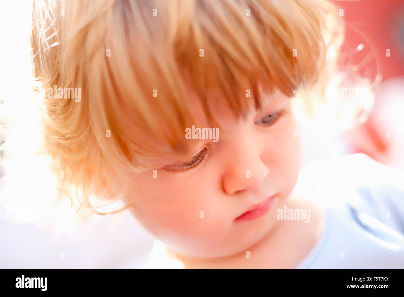 Porträt eines kleinen Jungen mit blonden Haaren auf der Suche Stockfoto
