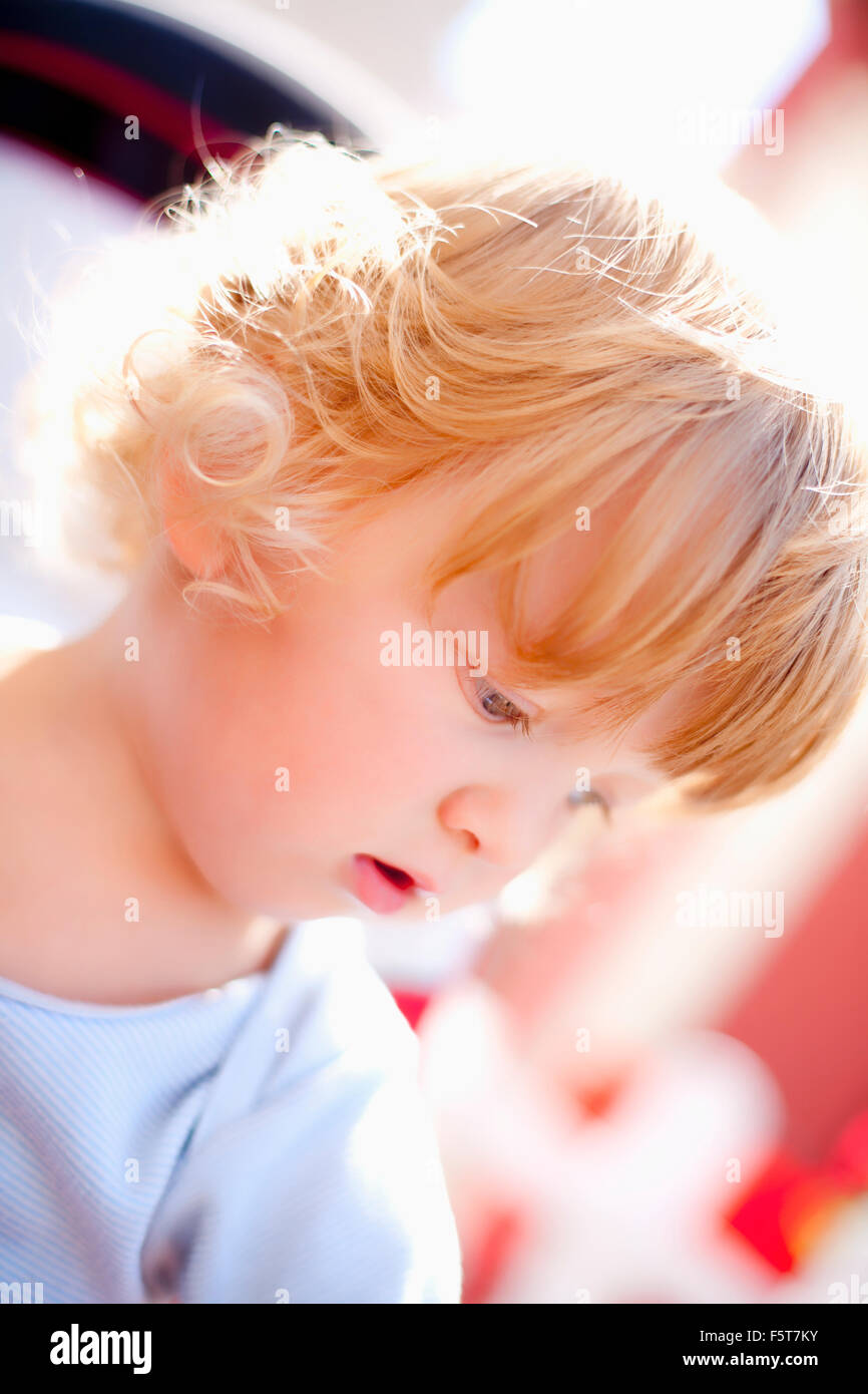 Porträt eines kleinen Jungen mit blonden Haaren auf der Suche Stockfoto