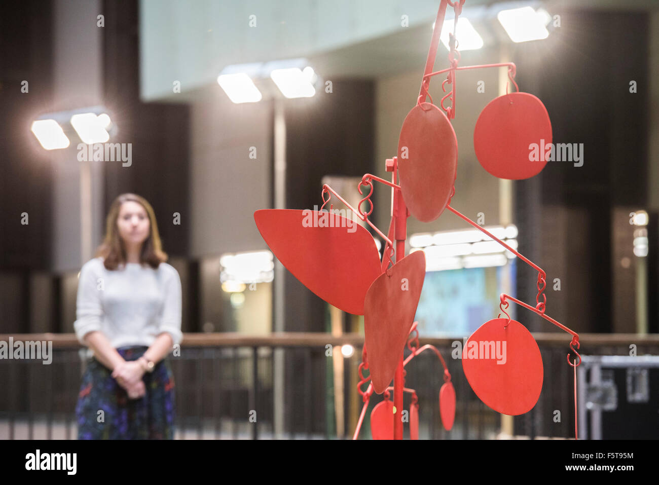 London, UK. 9. November 2015. Chef D'orchestre 1966 das Herzstück in einer musikalischen live-Performance in der Turbinenhalle - Alexander Calder werden: Durchführung von Skulptur. Calder war einer der wirklich bahnbrechende Künstler des 20. Jahrhunderts und als Pionier der kinetische Skulptur, spielte eine wesentliche Rolle bei der Gestaltung der Geschichte der Moderne. Alexander Calder: Durchführung von Skulptur vereint rund 100 Werke offenbaren, wie Calder Skulptur aus einem statischen Objekt in einer ständig wechselnden Arbeit in Echtzeit erlebbar verwandelt. Bildnachweis: Guy Bell/Alamy Live-Nachrichten Stockfoto