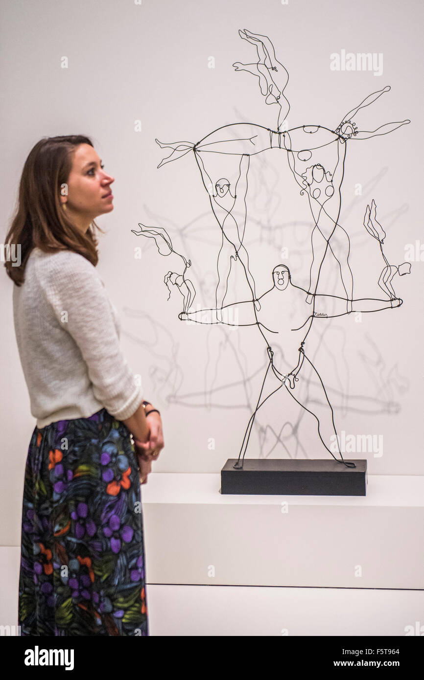 London, UK. 9. November 2015. Draht-Skulpturen von berühmten Künstlern und  Artisten - Alexander Calder: Durchführung von Skulptur. Calder war einer  der wirklich bahnbrechende Künstler des 20. Jahrhunderts und als Pionier  der kinetische