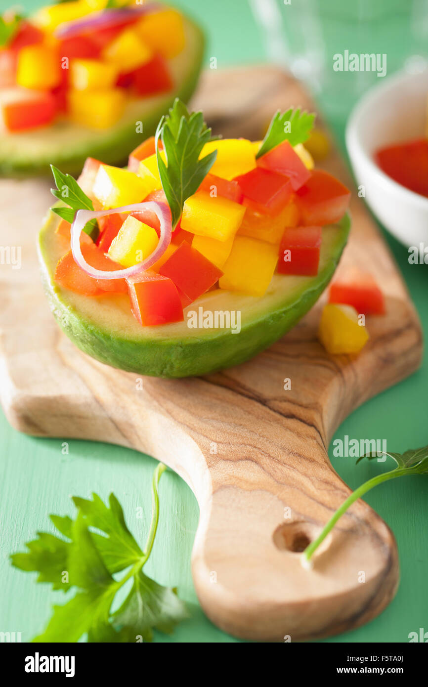 Avocado gefüllt mit Tomaten-Paprika-Salat Stockfoto