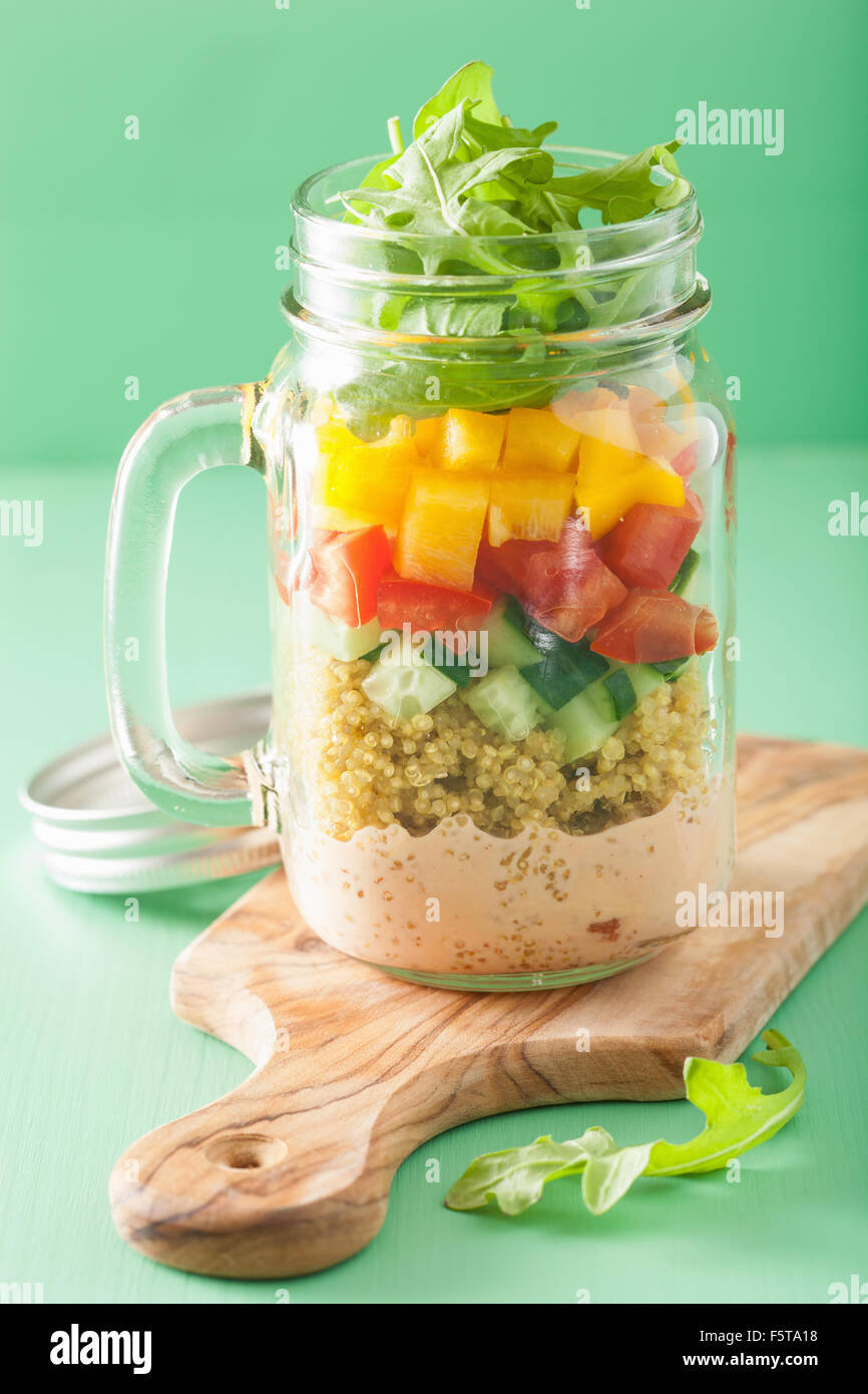 Vegan Quinoa Salat in Einweckgläser Stockfoto