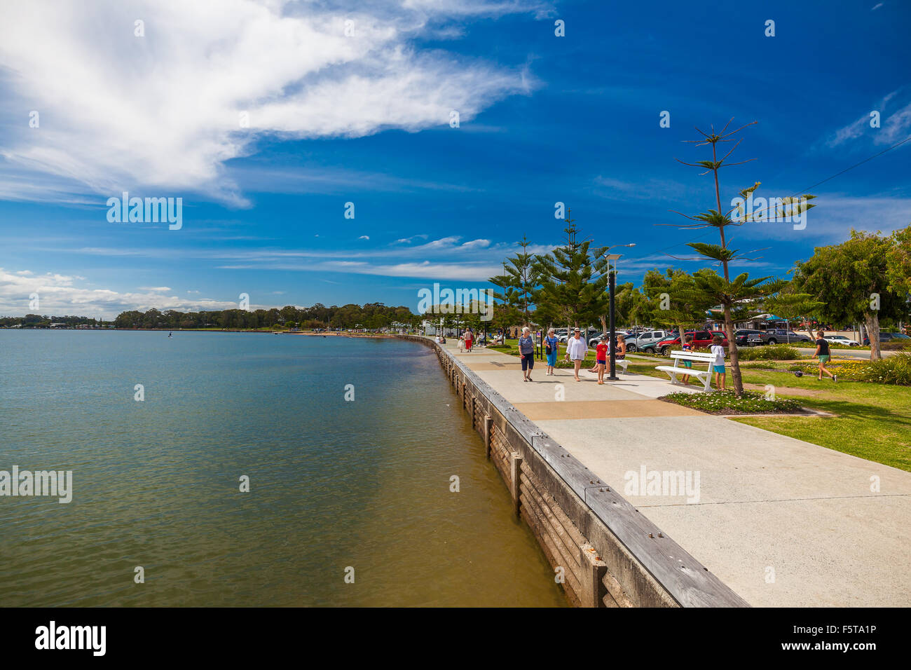 BRISBANE, AUS - 1. November 2015: Woterfront Promenade am a Woody Point, Redcliffe, Queensland, Australien. Woody Point ist eine beliebte, r Stockfoto