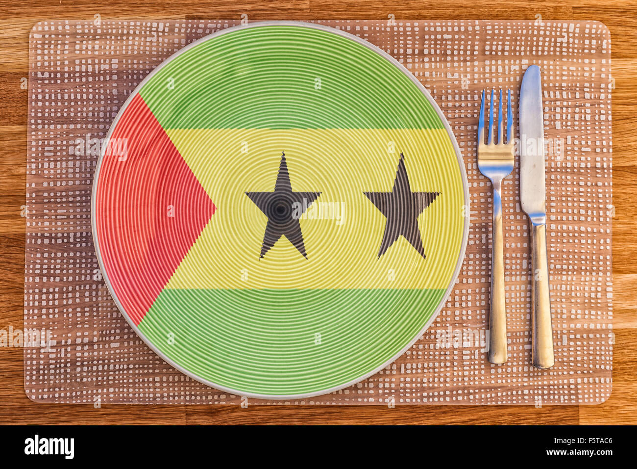 Teller mit der Flagge von São Tomé und Príncipe drauf für Ihre internationale Speisen und Getränke-Konzepte. Stockfoto