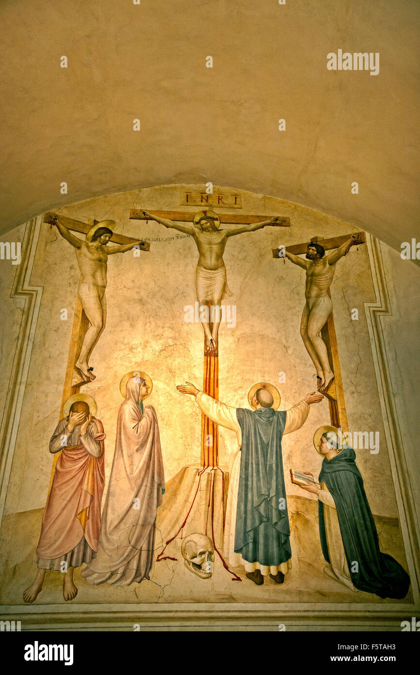 "Kreuzigung" von Fra Angelico Kreuzigung mit trauernden und Sts Dominic und Thomas Aquinas (Zelle 37) Convento di San Marco, Stockfoto