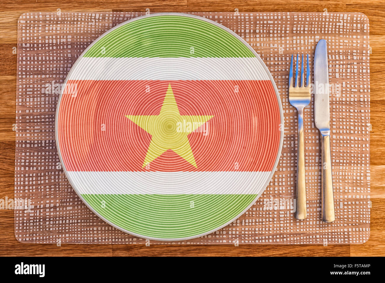 Teller mit der Flagge von Suriname drauf für Ihre internationale Speisen und Getränke-Konzepte. Stockfoto