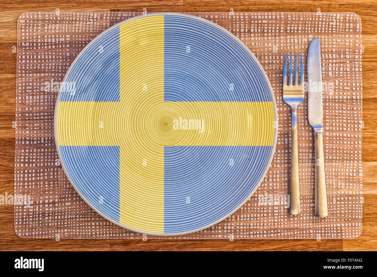 Teller mit der Flagge von Schweden darauf für Ihre internationale Speisen und Getränke-Konzepte. Stockfoto