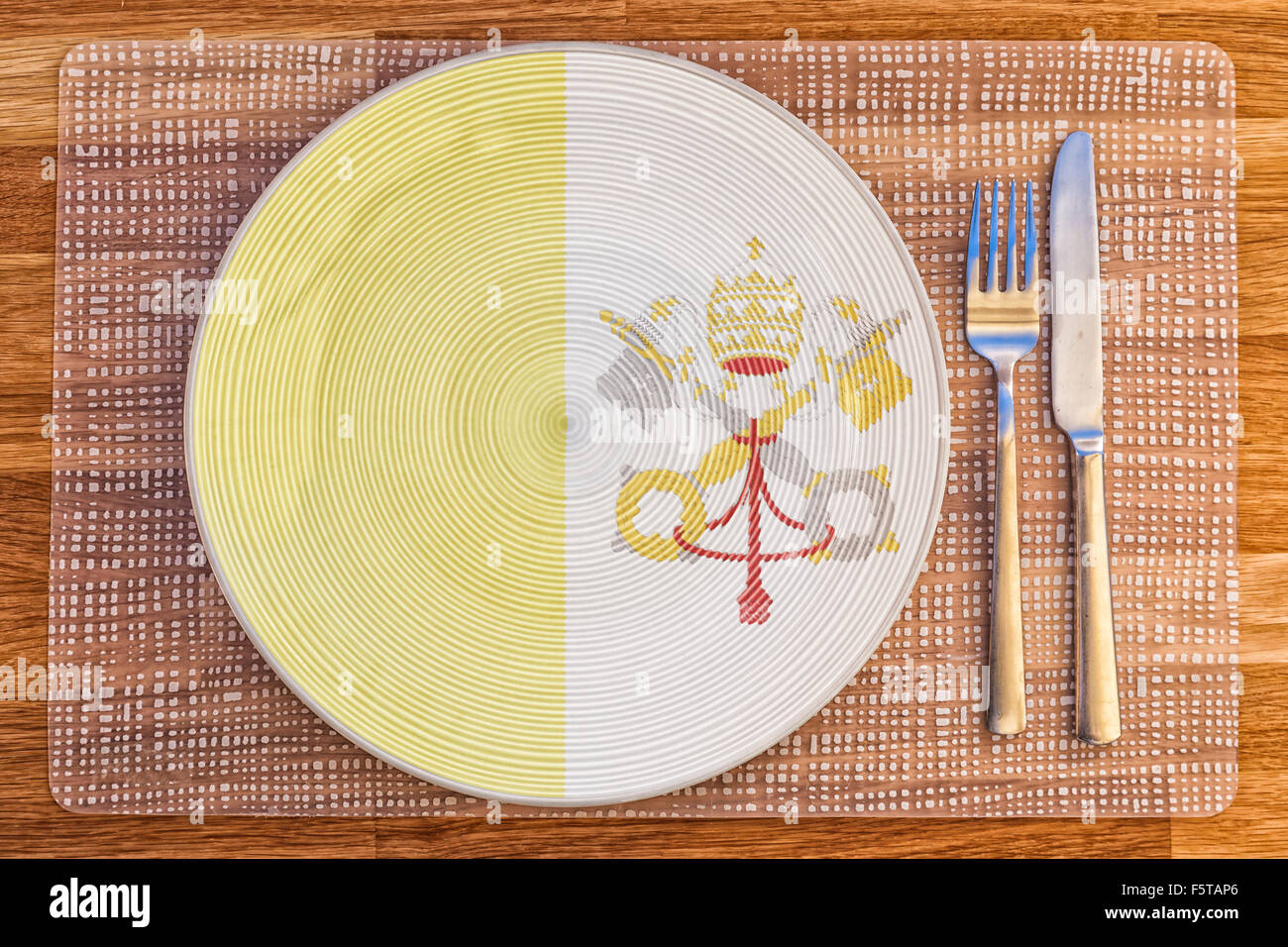 Teller mit der Flagge der Vatikanstadt drauf für Ihre internationale Speisen und Getränke-Konzepte. Stockfoto