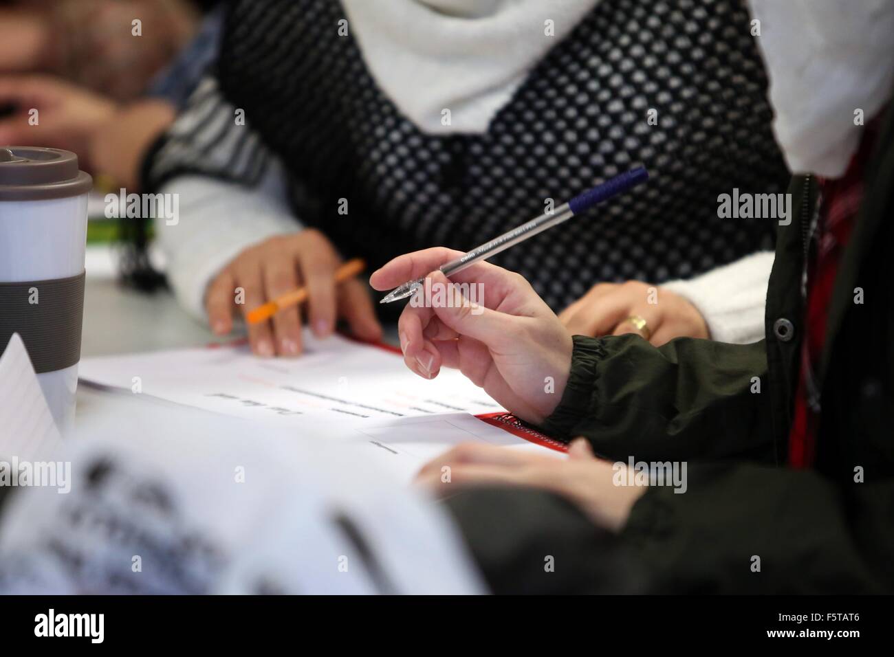 Mainz, Deutschland. 5. November 2015. Teilnehmer an einem Integrationskurs für Frauen lernen Deutsch im Rahmen des Projektes "Arbeit & Leben" in Mainz, Deutschland, 5. November 2015. Die Integrationskurse angeboten vom Bundesamt für Migration und Flüchtlinge (BAMF) zur Verfügung, Asylbewerbern und geduldeten Personen mit guten Residency Perspektiven seit 24. Oktober 2015 vorgenommen wurden. Kinderbetreuung wird ebenfalls an die Teilnehmer der Frauen Integrationskurs angeboten. Foto: FREDRIK VON ERICHSEN/Dpa/Alamy Live-Nachrichten Stockfoto