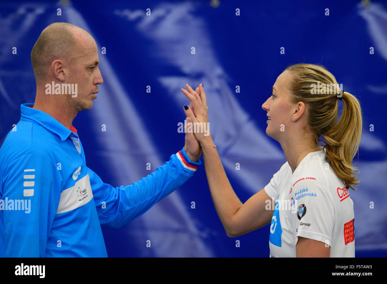 Prag, Tschechische Republik. 9. November 2015. Tschechischer Tennisspieler Petra Kvitova (rechts) und nicht spielen Kapitän Petr Pala sprechen vor dem letzten Spiel der Welt Gruppe Fed Cup Tschechische Republik vs. Russia, in Prag, Tschechische Republik, 9. November 2015. Die Tschechische Republik und Russland Fed-Cup-am 14. November Spiel und 15. in Prag, Tschechien. © Michal Kamaryt/CTK Foto/Alamy Live-Nachrichten Stockfoto