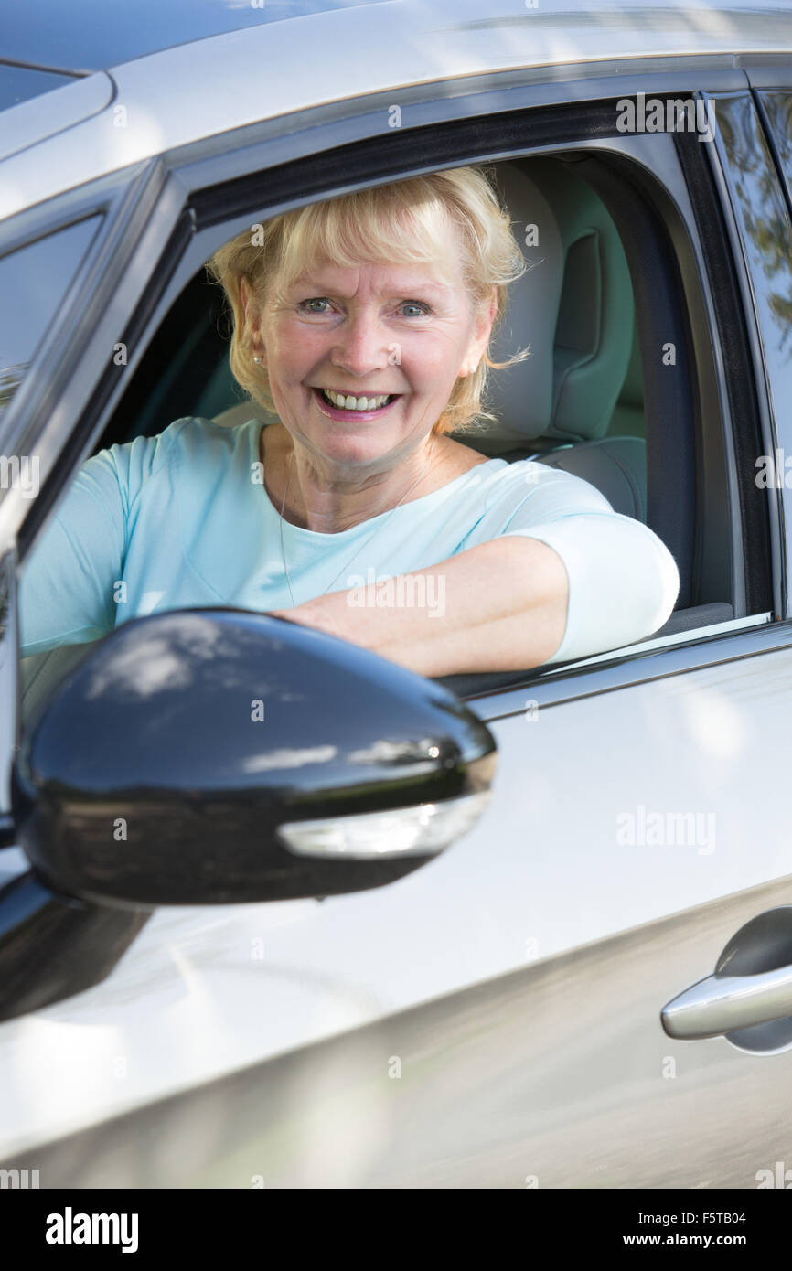 Portrait Of Smiling Senior Frau fahren Auto Stockfoto