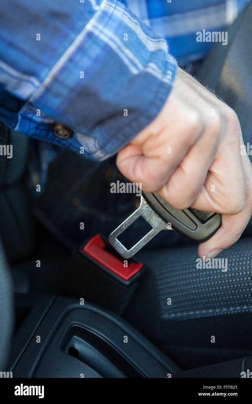 Nahaufnahme einer Person im Auto Sicherheitsgurt befestigen Stockfoto