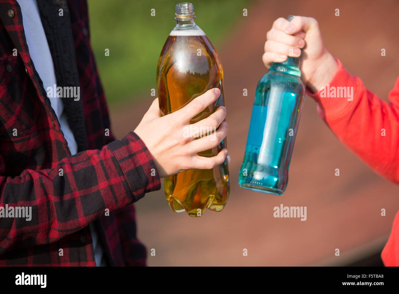 Jugendliche trinken Alkohol zusammen hautnah Stockfoto