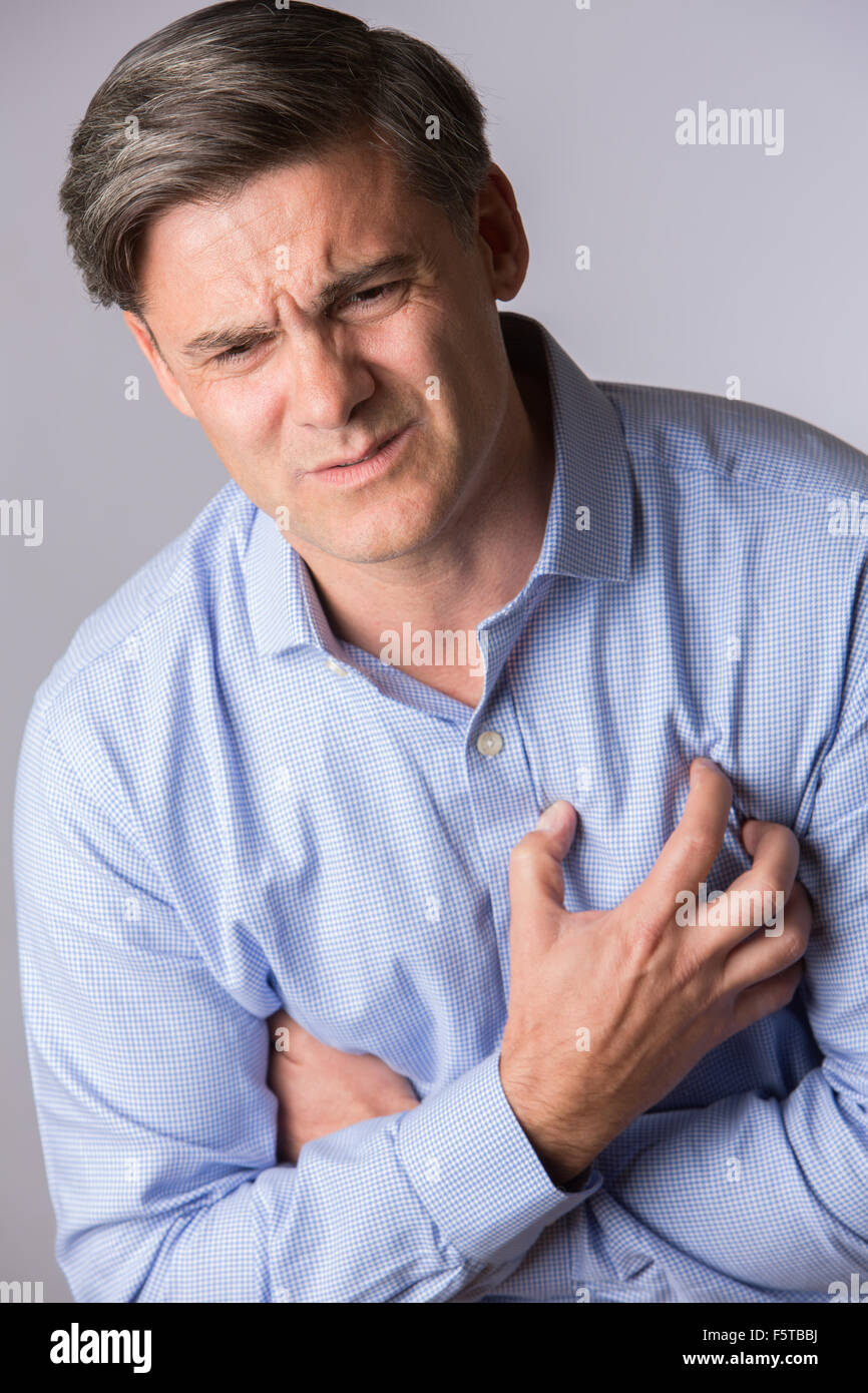 Studioaufnahme des reifen Mannes Herzinfarkt Stockfoto