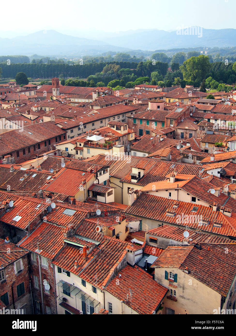 Aussicht auf die Stadt Lucca in der Toskana Italien genommen von der Spitze des Torre Delle Ore Stockfoto