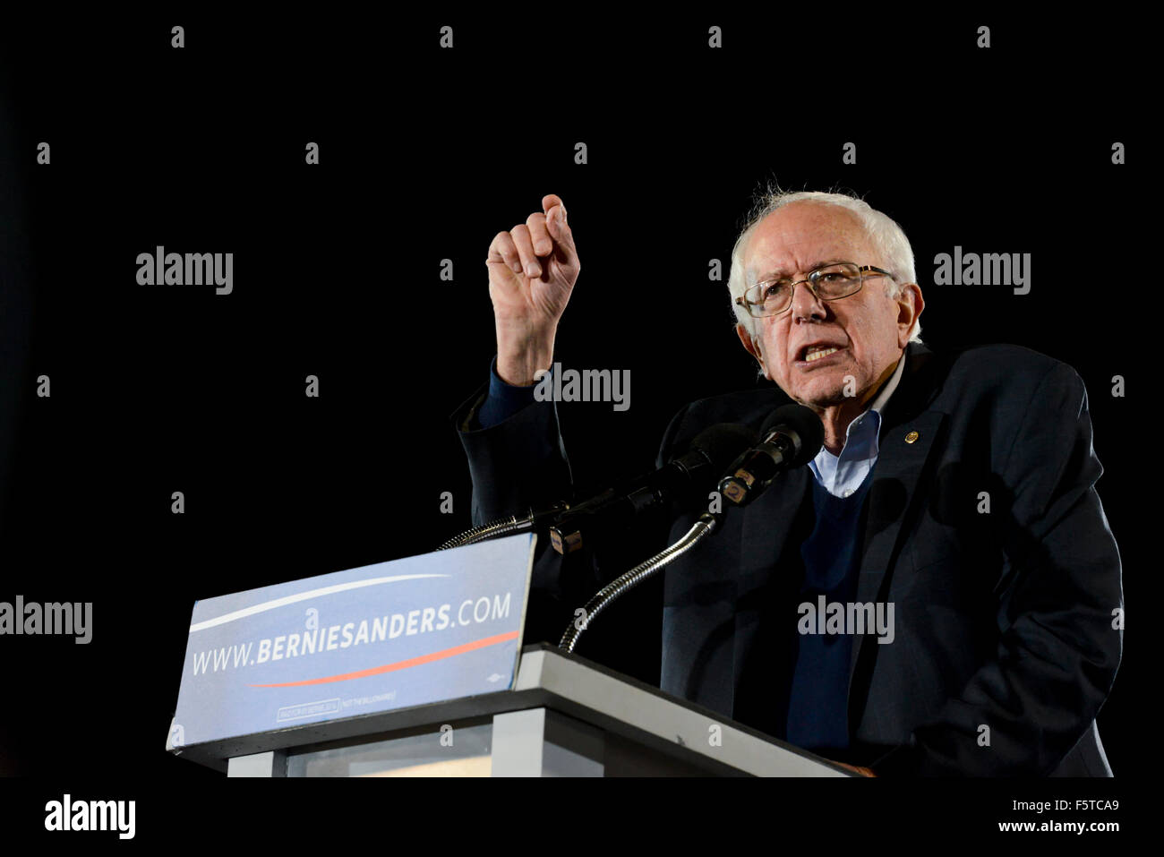 Las Vegas, USA. 8. November 2015. Einer großen Schar von diversen Fans heute Abend auf das College von Südnevada - Cheyenne Campus im nördlichen Las Vegas präsentiert demokratische Präsidentschaftskandidat Bernie Sanders seiner politischen Agenda. Credit: Ken Howard/Alamy Live-Nachrichten Stockfoto